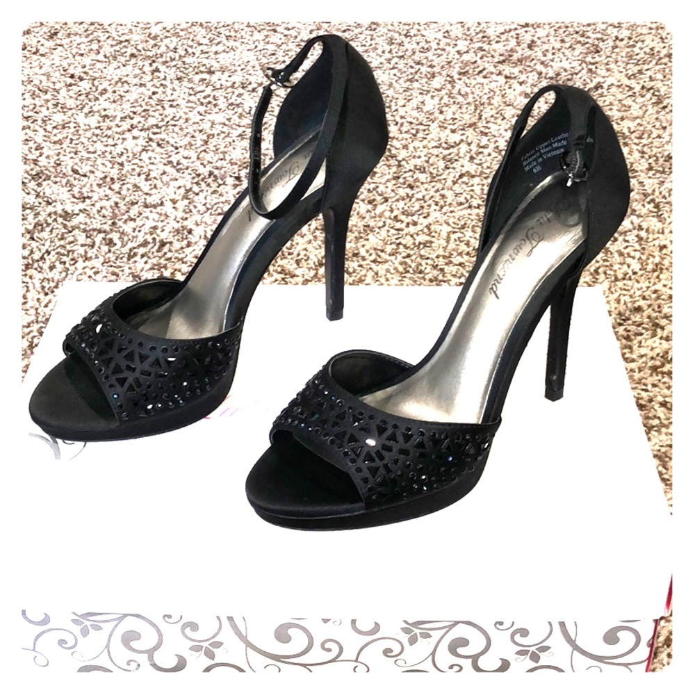👠Lulu Townsend Black Strappy Heels 👠